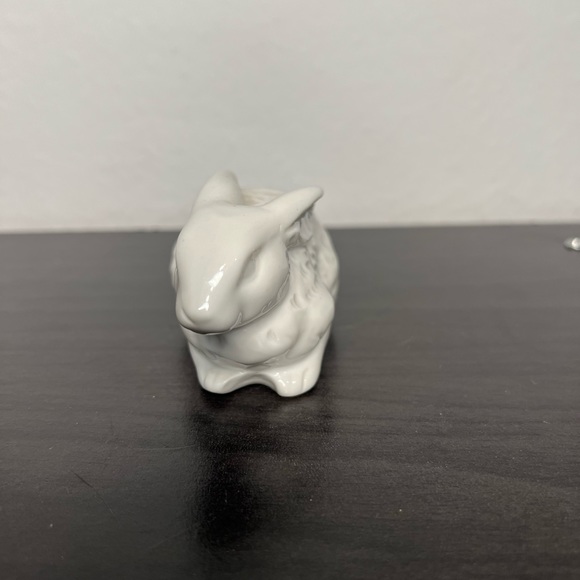 Minimalistic Ceramic Bunny Rabbit Statue Figurine - Picture 4 of 5